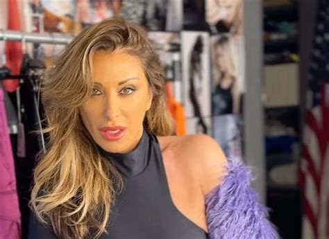 Sabrina Salerno, il ballo allo specchio fa impazzire i fan: il video